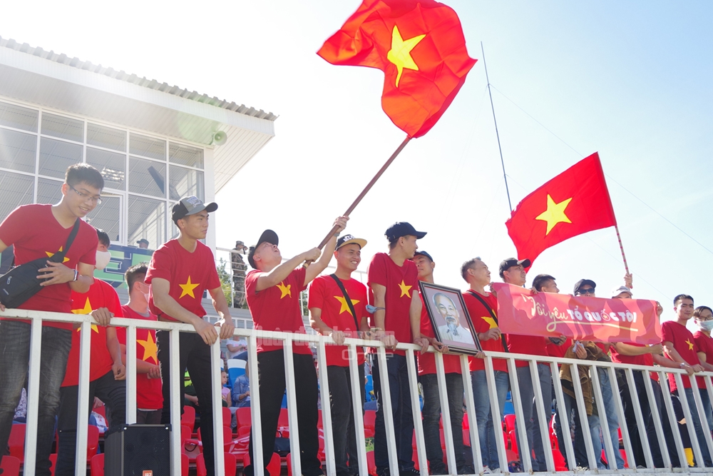 Kiều bào và du học sinh nhuộm đỏ khán đài thao trường Pesochnoe (thành phố Kostroma, Liên bang Nga) cổ vũ Đội tuyển Hóa học Việt Nam thi đấu.